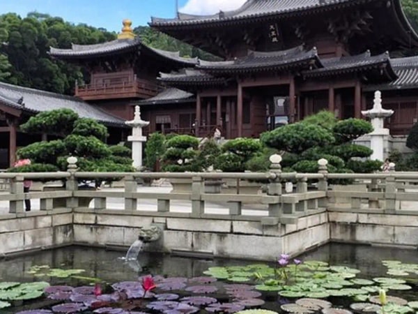 Small-Group Tour: Kowloon Temples and Markets Discovering